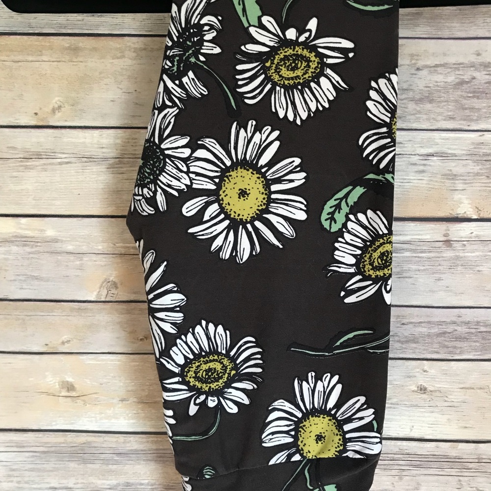 Chocolate background daisy OS leggings